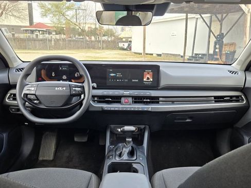 Used 2025 Kia K4 LXS image 23