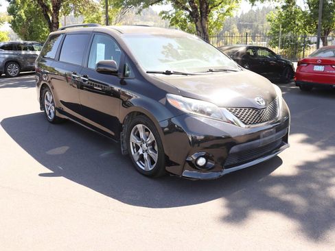 Used 2017 Toyota Sienna SE w/ SE Preferred Package FWD image 3