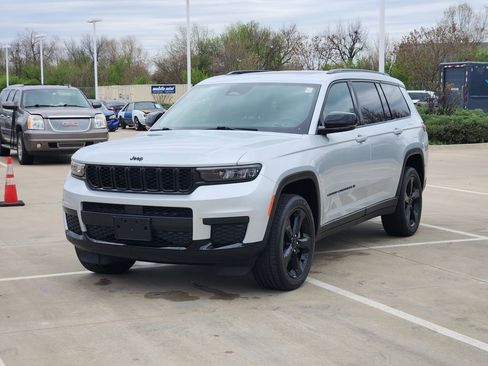 Used 2024 Jeep Grand Cherokee L Altitude image 3