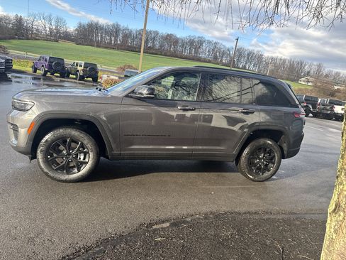 New 2025 Jeep Grand Cherokee Altitude image 7