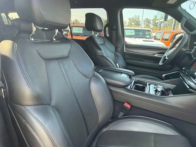 Used 2024 Jeep Wagoneer L Series III w/ Flexible Seating Group AWD/4WD image 10