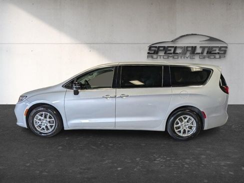 Used 2024 Chrysler Pacifica Touring-L FWD image 7
