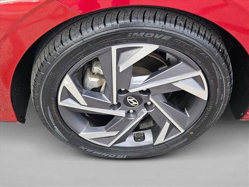 Used 2025 Hyundai Elantra SEL image 24