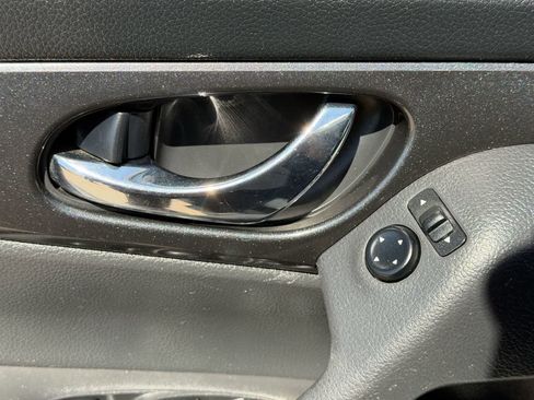 Used 2020 Nissan Rogue SV FWD image 13