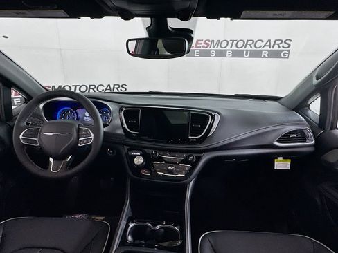 New 2026 Chrysler Pacifica Limited FWD image 32