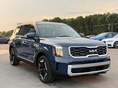 Used 2025 Kia Telluride S FWD image 7