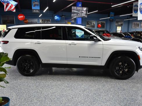 Used 2024 Jeep Grand Cherokee L Laredo AWD/4WD image 2
