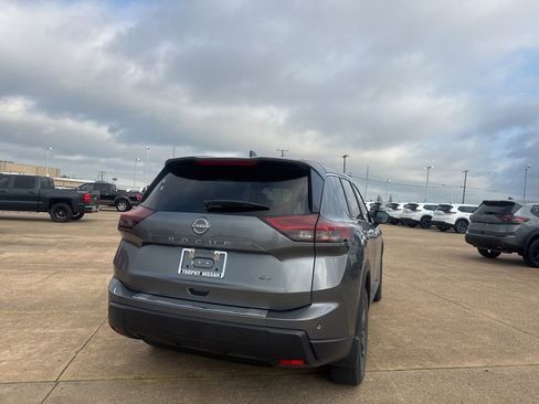 Used 2024 Nissan Rogue SV image 19
