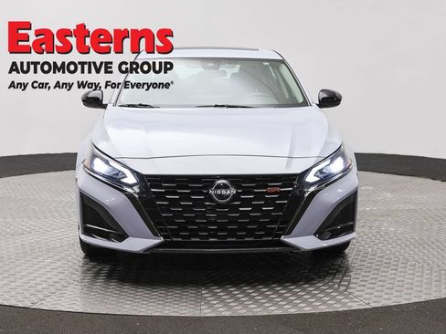 Used 2023 Nissan Altima 2.5 SR w/ SR Premium Package FWD image 2