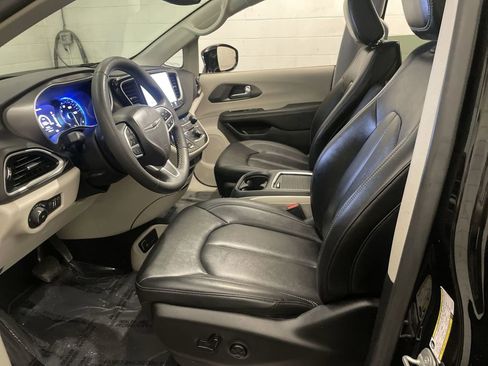 Used 2024 Chrysler Pacifica Touring-L FWD image 12