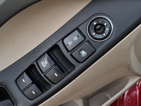 Used 2014 Hyundai Elantra SE image 11