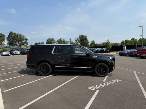 Used 2023 GMC Yukon XL SLT w/ SLT Luxury Package AWD/4WD image 7