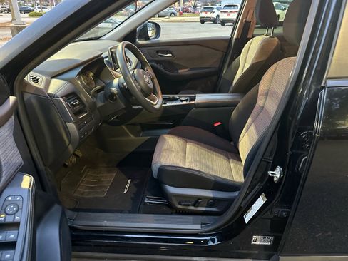 Used 2023 Nissan Rogue SV image 9