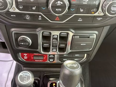 Used 2023 Jeep Wrangler Unlimited Rubicon w/ Cold Weather Group AWD/4WD image 23