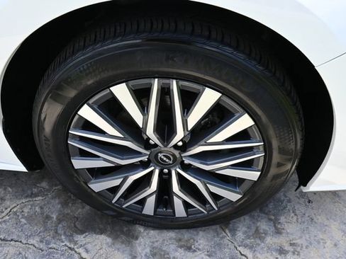 Used 2025 Nissan Altima 2.5 SV FWD image 11