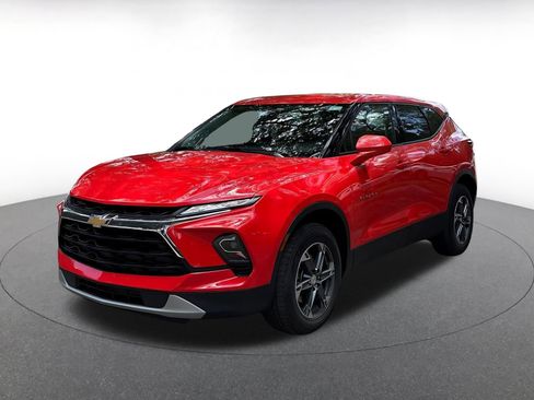 Used 2025 Chevrolet Blazer LT FWD image 3