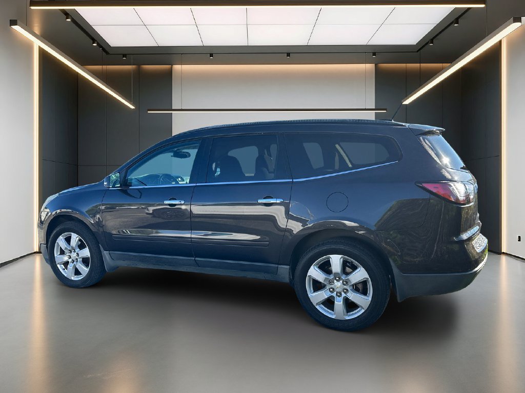Used 2017 Chevrolet Traverse LT w/ Style and Technology Package FWD image 3