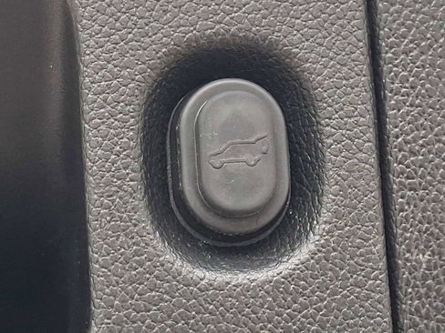 Used 2018 Cadillac Escalade Premium Luxury AWD/4WD image 31