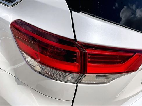 Used 2018 Toyota Highlander SE FWD image 43