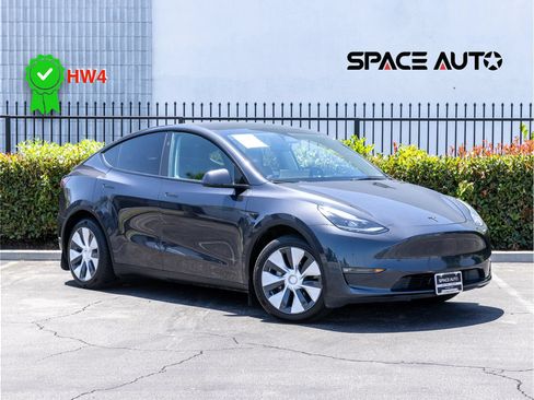 Used 2024 Tesla Model Y Long Range AWD/4WD image 1