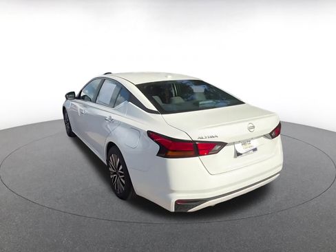 Used 2025 Nissan Altima 2.5 SV FWD image 11