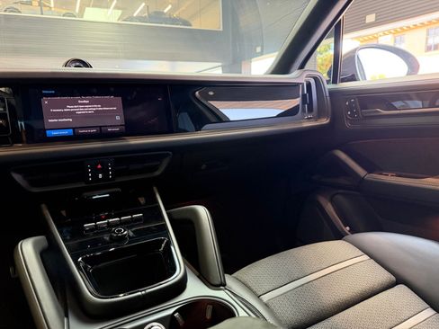 Certified 2025 Porsche Cayenne GTS AWD/4WD image 19