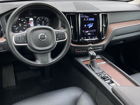 Used 2021 Volvo XC60 T5 Momentum w/ Protection Package Premier AWD/4WD image 8