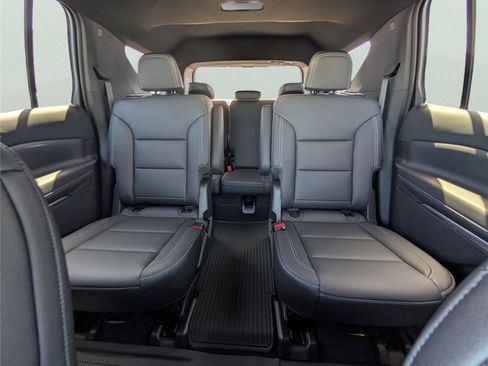 New 2026 Chevrolet Traverse LT w/ Sun and Wheel Package FWD image 33