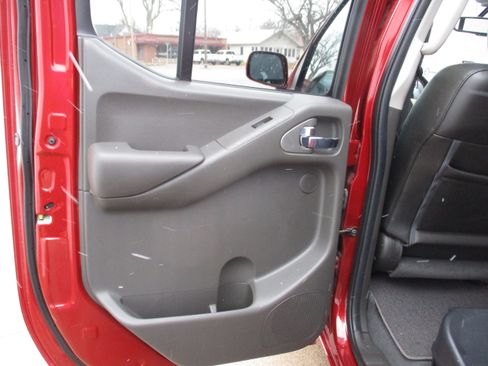 Used 2020 Nissan Frontier PRO-4X image 16