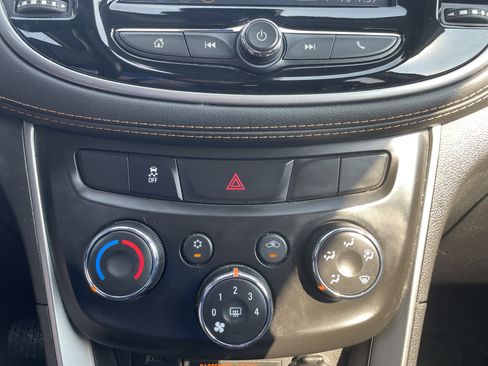 Used 2019 Chevrolet Trax LT w/ LT Convenience Package FWD image 32