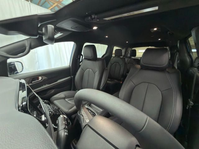 New 2027 Chrysler Pacifica Select FWD image 5