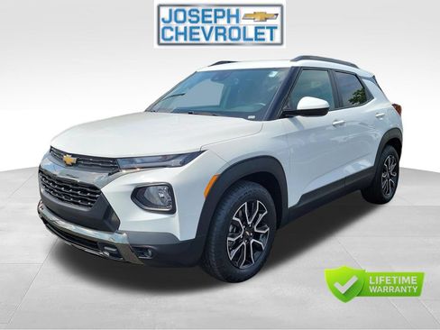 Used 2023 Chevrolet TrailBlazer ACTIV w/ Sun and Liftgate Package FWD image 2