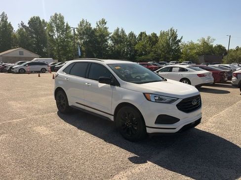 Used 2024 Ford Edge SE w/ Black Appearance Package image 4