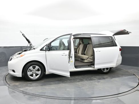 Used 2015 Toyota Sienna LE image 49