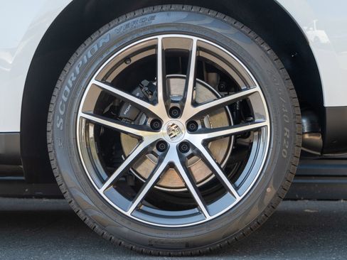 Certified 2026 Porsche Macan AWD/4WD image 13