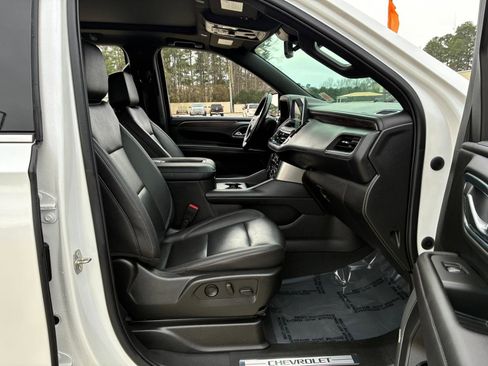 Used 2023 Chevrolet Suburban LT w/ Luxury Package image 16