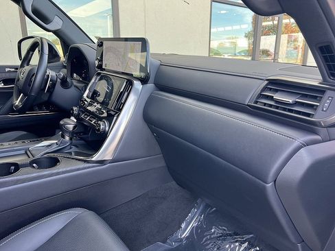 Used 2024 Lexus LX 600 4WD w/ Luxury Package image 30