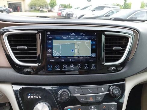Used 2019 Chrysler Pacifica Touring-L Plus FWD image 15