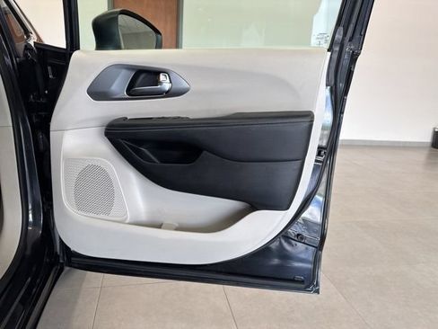 Used 2023 Chrysler Pacifica Touring-L FWD image 47