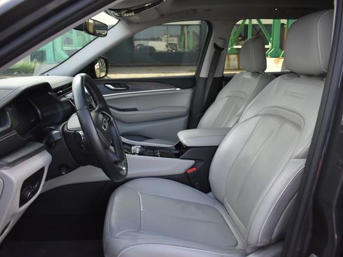 Used 2022 Jeep Grand Cherokee Overland AWD/4WD image 15