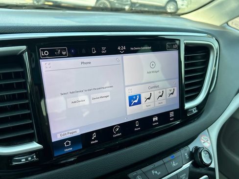 Certified 2024 Chrysler Pacifica Touring-L FWD image 16