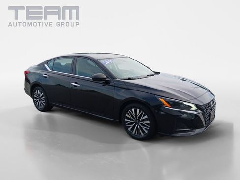 Used 2024 Nissan Altima 2.5 SV FWD image 1