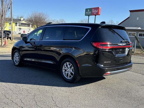 Used 2024 Chrysler Pacifica Touring-L image 22