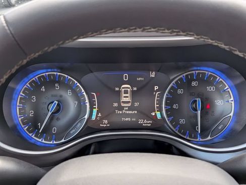 Used 2023 Chrysler Pacifica Touring-L FWD image 28