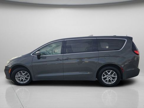Used 2023 Chrysler Pacifica Touring-L image 20