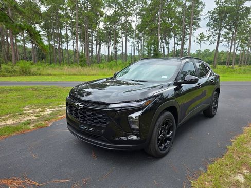 New 2026 Chevrolet Trax LT w/ Sunroof Package FWD image 1