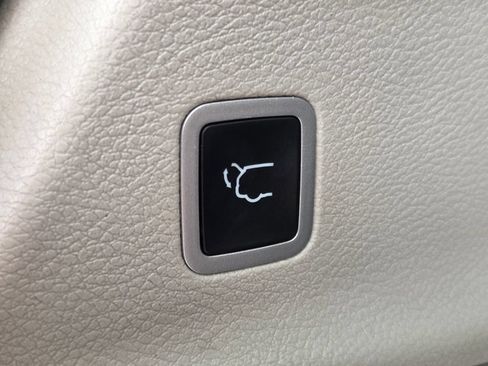 Used 2024 Chrysler Pacifica Limited FWD image 15