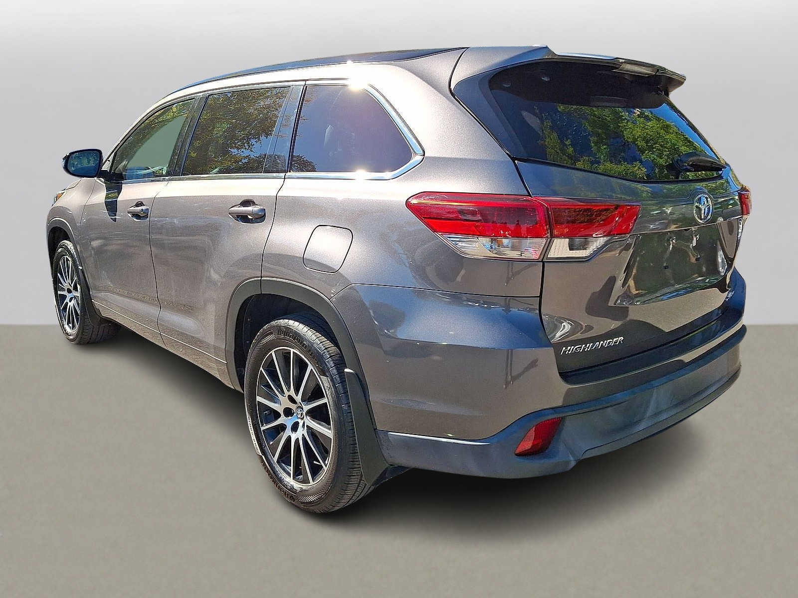 Used 2017 Toyota Highlander SE w/ Carpet Mat Package AWD/4WD image 28