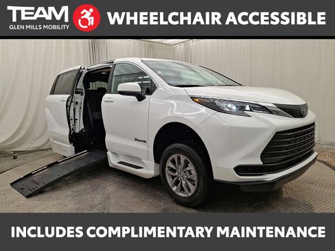 Used 2025 Toyota Sienna LE image 1