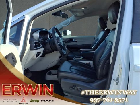 Used 2024 Chrysler Pacifica Touring-L FWD image 13